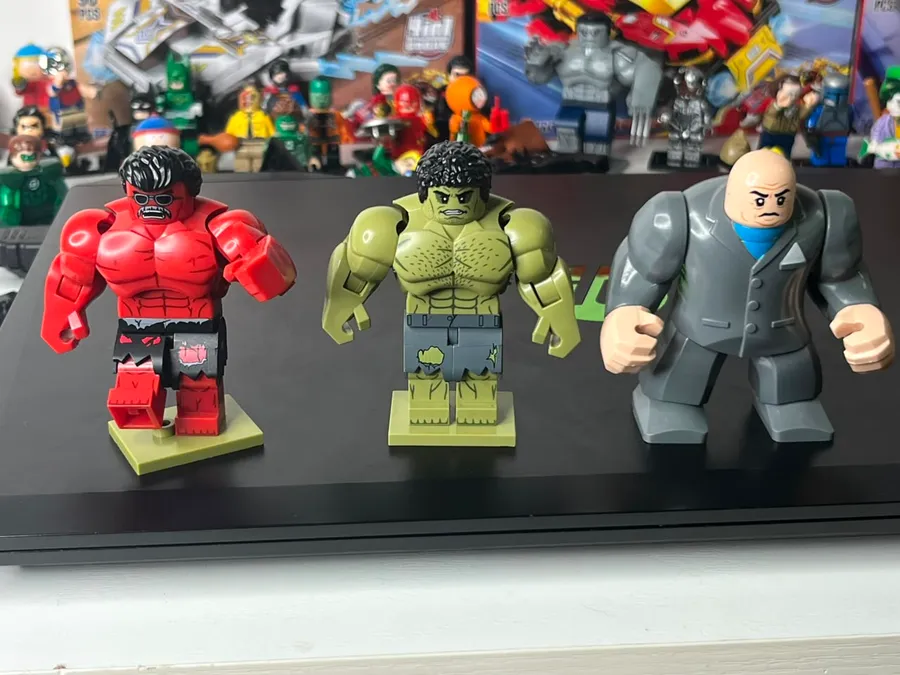 Figuras de gran formato junto a monos